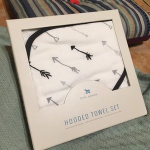 New Little Unicorn “Arrow” Hooded Towel Set